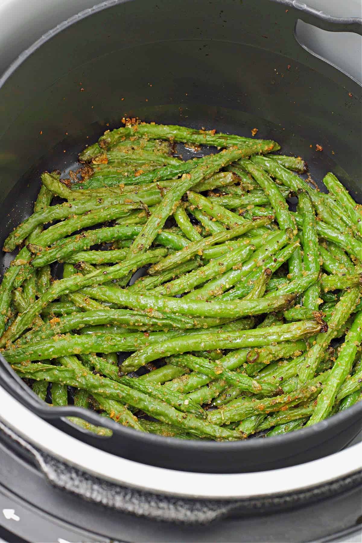 cooked ninja foodi air fryer green beans in the air fryer basket