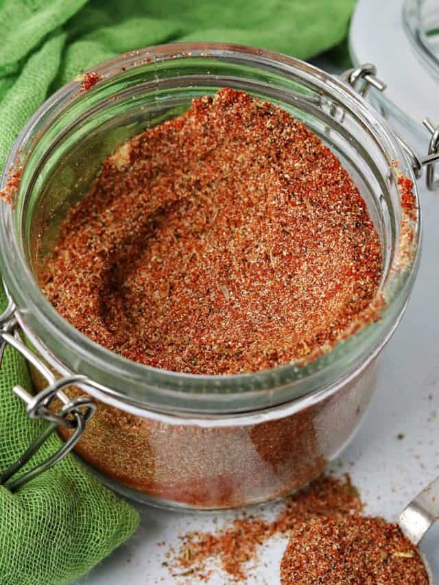 close-up of chicken dry rub in a glass jar