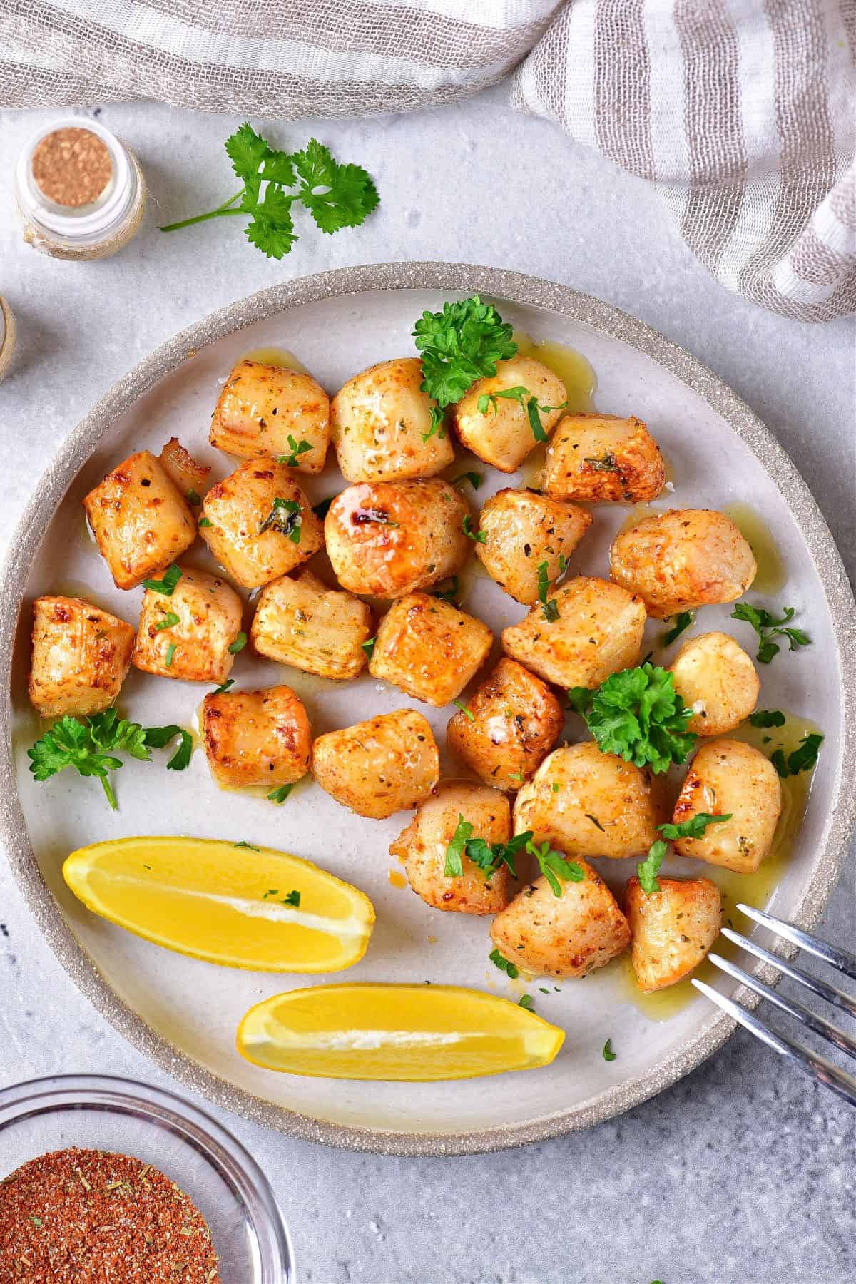 Air fryer Scallops with lemon on a plate
