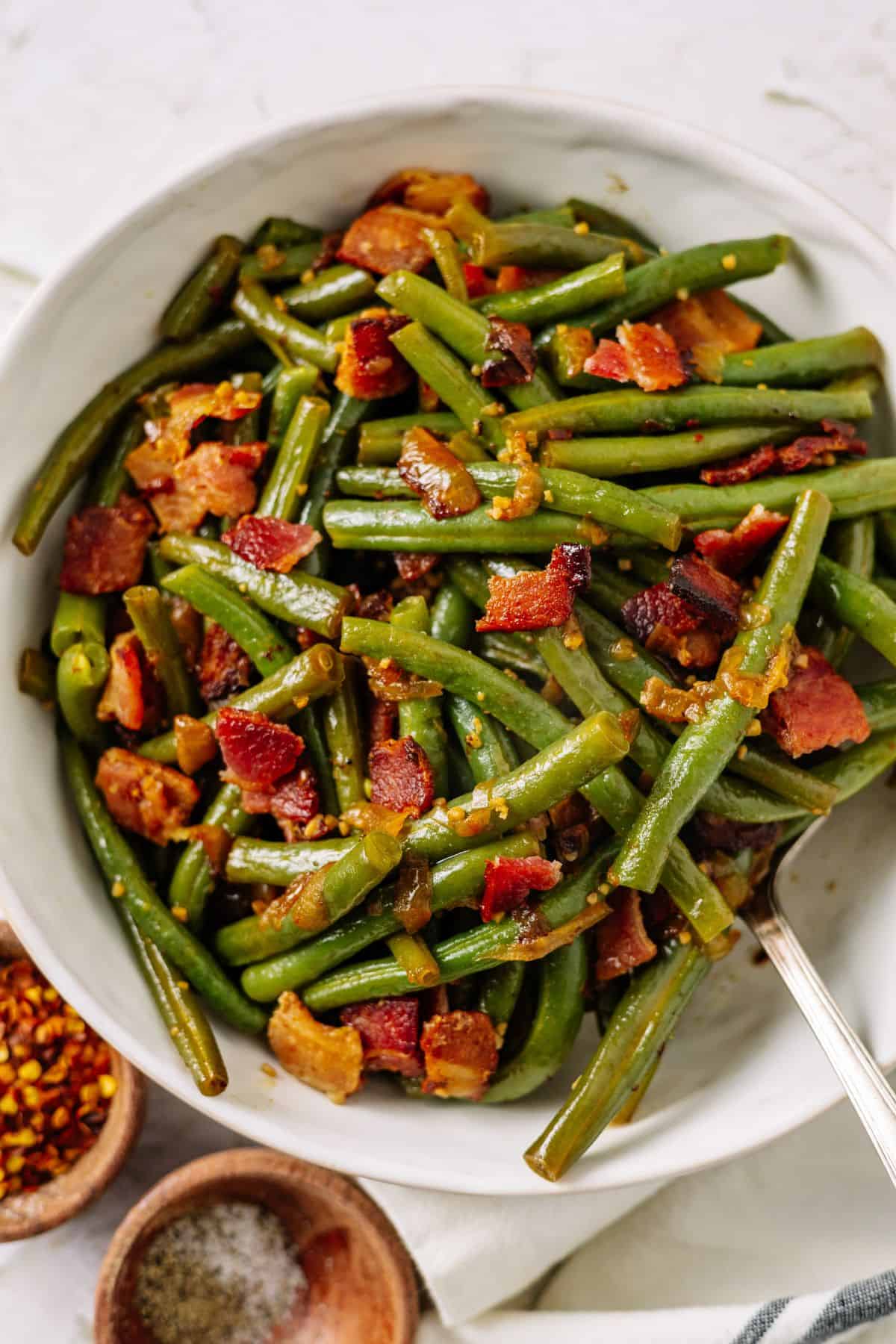 Southern Instant Pot Green Beans in a large bowl topped with bacon