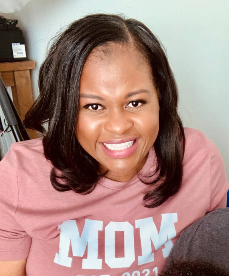 a photo of Davinah from Dr. Davinah's Eats wearing a pink shirt that says mom on it.