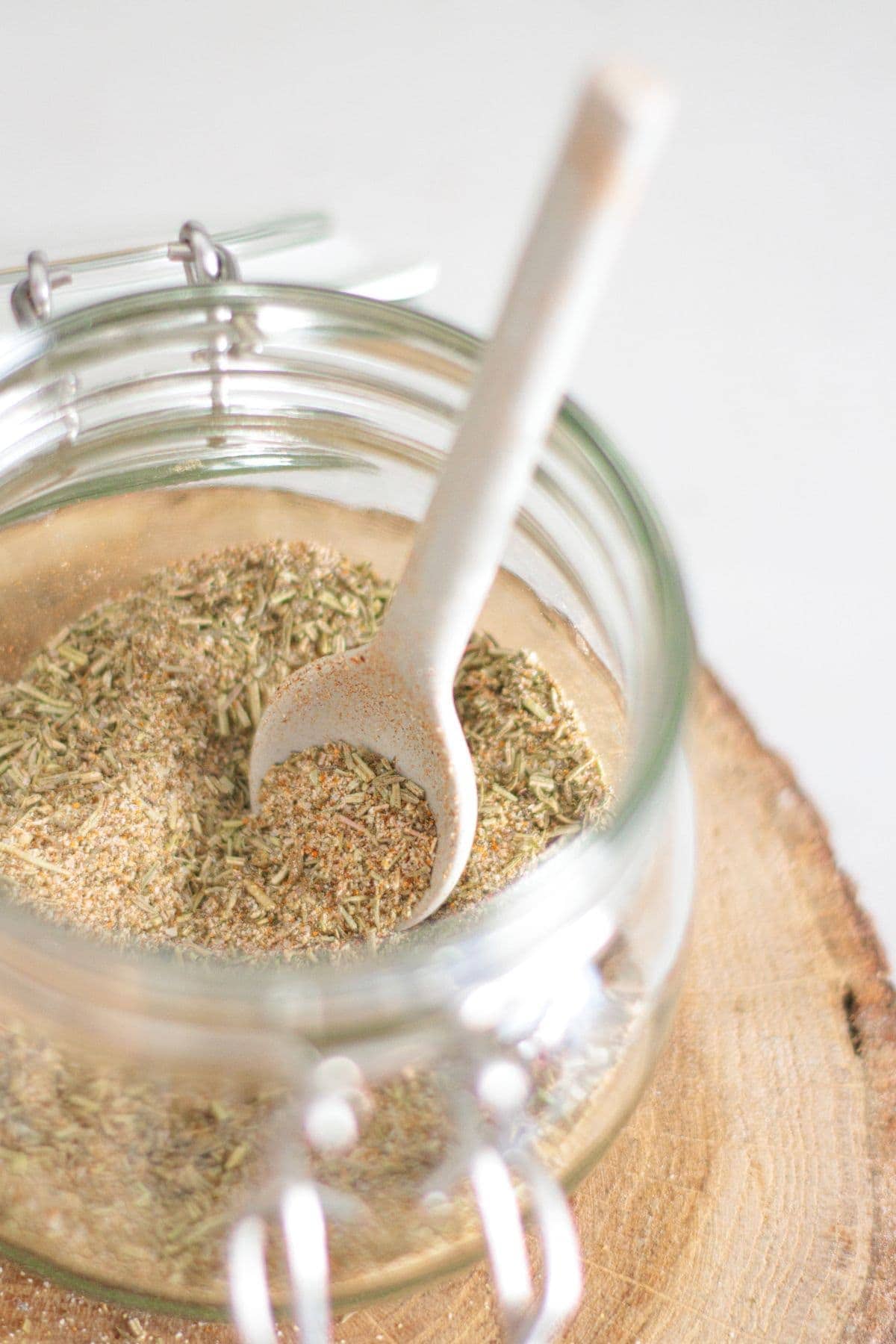 Aromatic poultry seasoning mix with visible herbs and spices