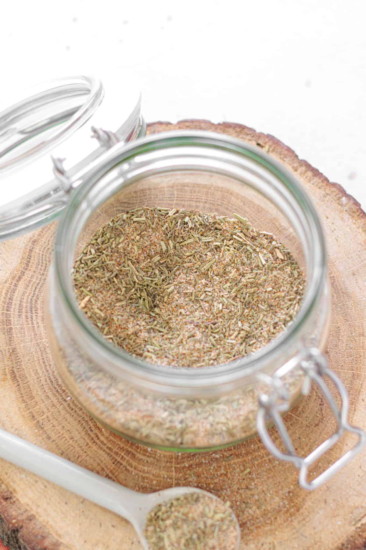 Small bowl of smoky poultry seasoning for everyday cooking