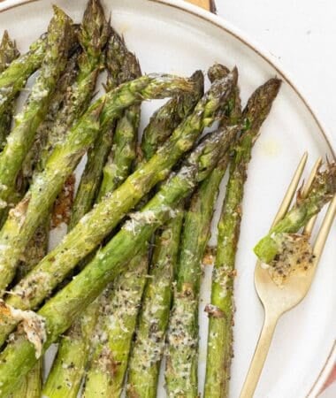 Healthy baked asparagus with crispy tips and cheesy topping