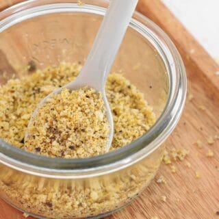 Lemon pepper seasoning with coarse texture and bold flavor