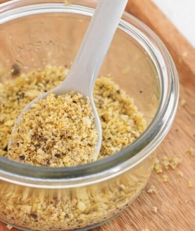 Lemon pepper seasoning with coarse texture and bold flavor