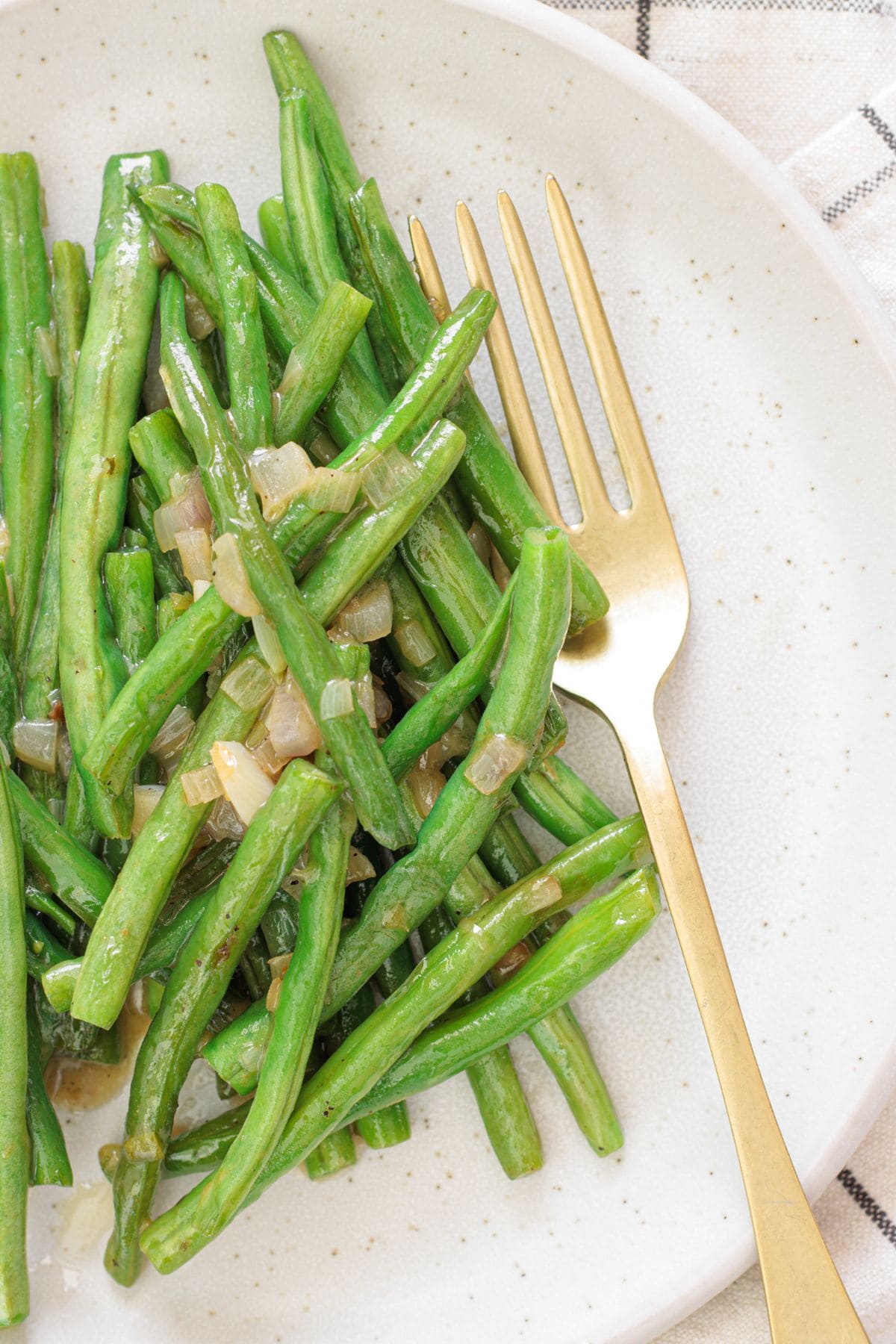 Quick stovetop skillet green beans with shallots and savory seasoning