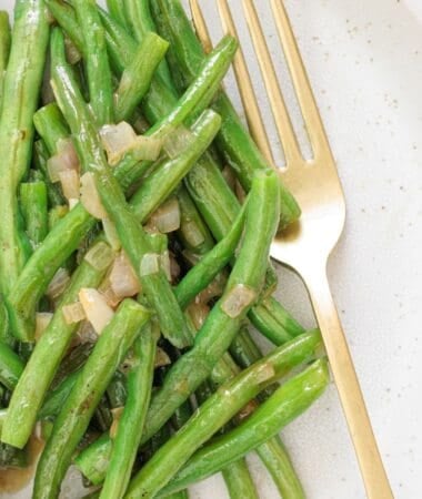Easy sautéed green beans side dish for weeknight dinners